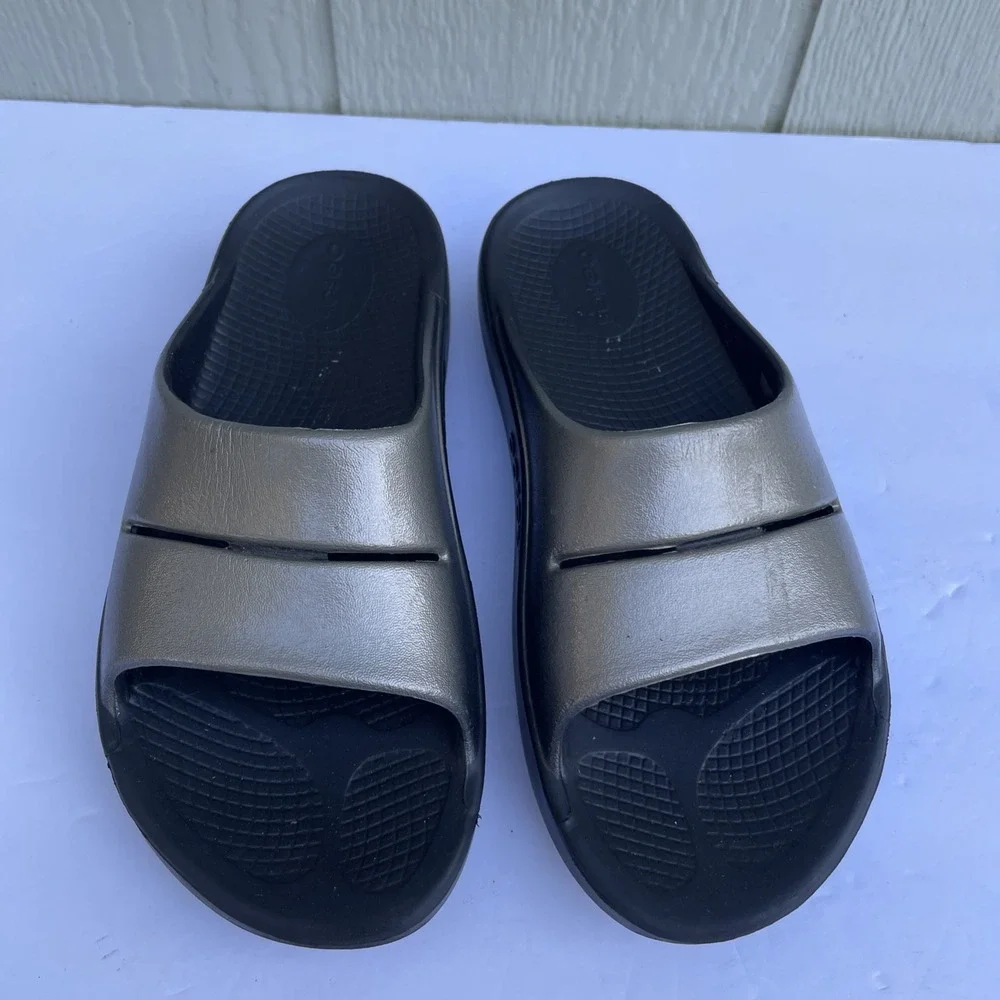 OOFOS OOAHH Luxe Slides US Size Mens 7 Womens 9 Gold Metallic Recovery Limited